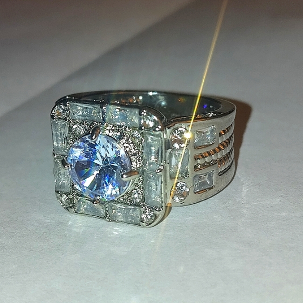 Elegant Silver Ring with Clear Gemstones